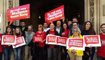 Membres de la plataforma Mallorca Sense Sang acompanyats de membres del Consell de Mallorca, aquest dijous a les portes de la institució.