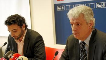 Els socialistes Miquel Àngel Coll i Miquel Coll, ahir.