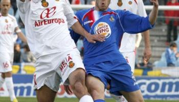 Gonzalo Castro intenta endur-se l'esfèric amb l'oposició de Rafa. Foto: Mondelo. Efe