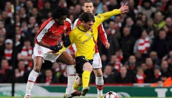 El davanter Leo Messi i Alex Song, defensa de l'Arsenal,lluiten per una pilota. Foto: Gerry Penny. Efe