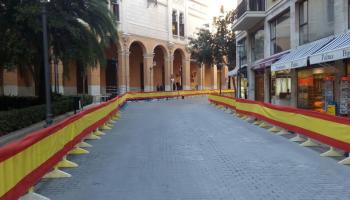 L'exèrcit espanyol ocupa el centre de Palma i l'omple de banderes espanyoles per celebrar el Decret de Nova Planta