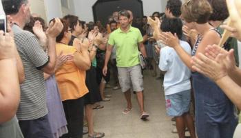 Els directors expedientats arribant a la delegació d'Educació a Menorca el dia en què es donà a conéixer que els havien expedientat.