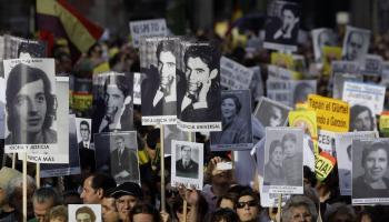 A Madrid milers de persones sortiren al carrer cridant consignes contra el franquisme i a favor de Garzón.
