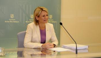 La portaveu del Govern ha declarat que la campanya a favor dels directors qüestiona l'autoritat educativa.