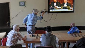 Un grup d'albanokosovars segueixen per televisió la lectura sobre la legalitat de la declaració d'independència de Kosovo, a Pri