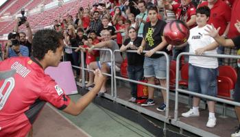 Nombrosos aficionats no volgueren perdre's la primera vegada que Giovani dos Santos es vestia de vermell.
