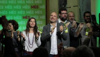 Antoni Verger (centre) amb la resta de dirigents de MÉS durant la nit electoral.