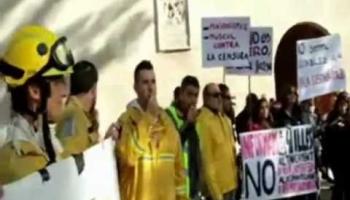 Crits i pancartes al Consolat contra els acomiadaments