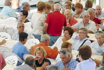 A l'hora del dinar tothom agafà els seus plats per anar a tastar mil-i-una maneres de cuinar la llampuga.