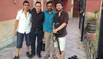 Alguns impulsors del projecte audiovisual posen amb el músic basc.