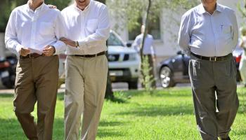 Cotino -a la dreta de la imatge- nomena també a l'expresident Suárez per qualificar la decisió de Camps.