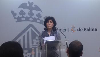 La regidora de Sanitat i Consum, Antònia Martín, durant la roda de premsa d'aquest dilluns.