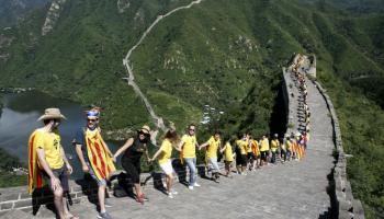 Un grup de catalans dugueren la cadena per la independència fins a la Gran Muralla xinesa.