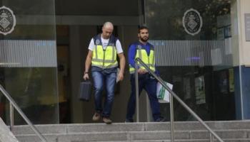 Agents de la Policia Nacional durant una recerca per extorsió de la Policia Local a la Platja de Palma 