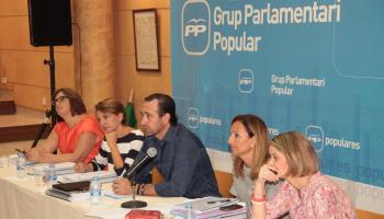 Bauzá, acompanyat dels pesos pesants del grup parlamentari popular, a Santanyí.