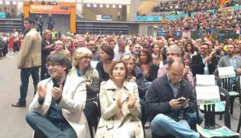 A l’arribada del president Carles Puigdemont i Carme Forcadell s’han sentit Crits ‘d'independència’.