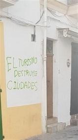 Pintades contra el turisme en diversos carrers d'Eivissa