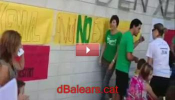 Professors conscienciats amb la problemàtica educativa han informat les famílies que 'avui no és un dia normal'. El divendres comencen les classes però el següent dilluns comença la vaga convocada pels docents i secundada pels sindicats STEI, CCOO, UGT i ANPE.