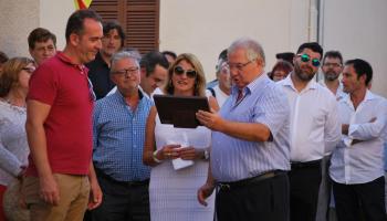 El batle de Tàrbena, Thierry Mas Soliveres, i el batle de Santa Margalida, Joan Monjo, a l'acte del 20è aniversari de l'agermanament