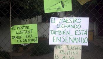 Els centres d'Eivissa i Formentera han penjat cartells en suport de les reivindicacions dels docents. 