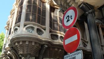 ARCA considera que algunes de les senyalitzacions fan malbé l'estètica patrimonial de Ciutat.