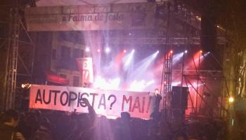 Milers de persones han participat a la Revetla de Sant Sebastià.