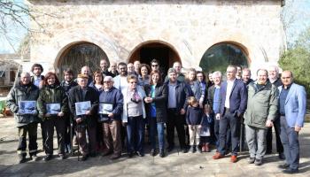 La presidenta i el conseller han entregat un reconeixement a devuit persones, a les quals s'ha entregat una còpia d'una foto de l'Albufera de l'any 1922.