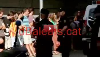 La Policia ha retengut i identificat un grup de desenes de joves que participaven a un piquet de la vaga.