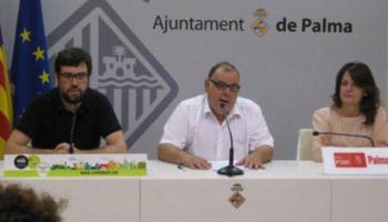 Els polítics i el representant de la Plataforma per la Simfònica, davant els mitjans.