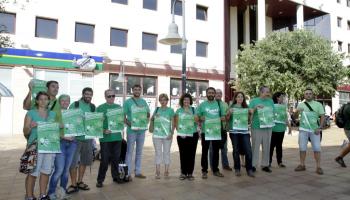 Els convocants provinents de distints moviments, avui davant Educació.