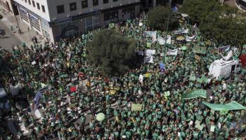 L'acumulació de persones reunides les ha fet ocupar part del carrer d'Alfons el Magnànim.