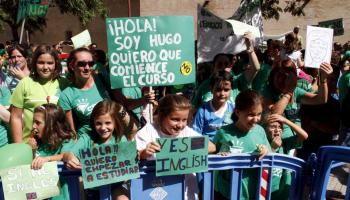 EU exigeix dimissió de la defensora del menor per demanar sancions pels pares que donen suport a la vaga i no duen els infants a escola. 