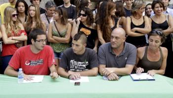Un centenar de persones ha donat suport als joves durant la roda de premsa.
