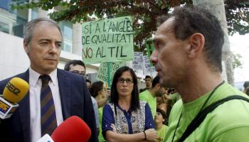 Vicent Serra sortí a dialogar amb representants de la Coordinadora de Professorat Preocupat, que s'havien manifestat a les portes del Consell d'Eivissa.