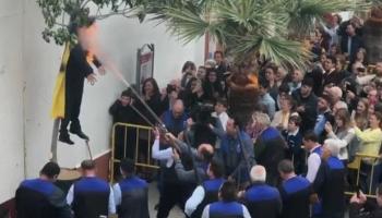 Afusellen un ninot que representa Puigdemont a un poble de Sevilla