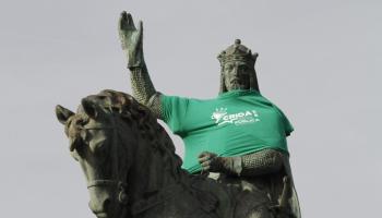 L'estàtua del rei Jaume I de la Plaça d'Espanya de Palma amb la camiseta verda, símbol de les protestes educatives. 