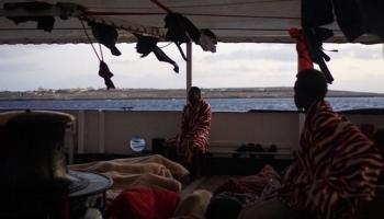 Imatge de la coberta de l'Open Arms amb 134 immigrants a bord.