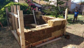 Santa Maria acull un taller de bioconstrucció amb bales de palla