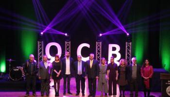 Imatge dels guardonats amb els Premis 31 de Desembre al costat del president de l'OCB.