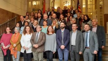 Armengol i la resta d'autoritats amb els representants de les 19 Comunitats Balears que han participat en la trobada.
