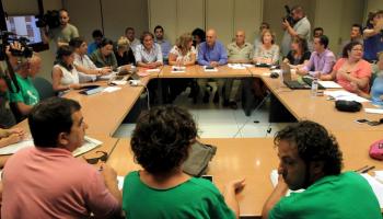 Educació ha volgut mostrar unitat i la consellera Camps s'ha rodejat fins i tot de la seva cap de premsa a la Mesa de negociació. 