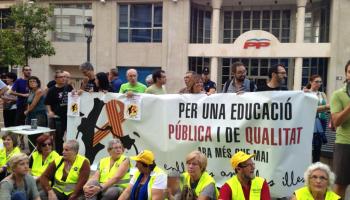 Protesta a València, davant la seu del PP. 