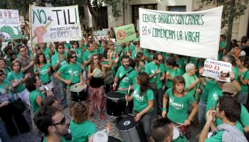 La marea verda torna a protestar davant les portes de la Cambra autonòmica en el dotzè dia de vaga educativa.