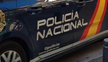 La policia espanyola patrulla els carrers per fer valdre l'estat d'alarma.