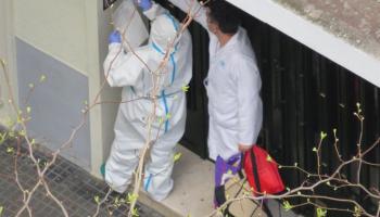 Un equip de sanitaris visita a un malalt de coronavirus a casa seva.