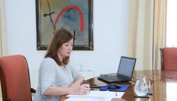 Armengol durant la reunió mantinguda aquest diumenge amb Sánchez i la resta de presidents autonòmics.