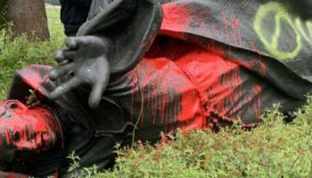 Un grup de manifestants ha tirat per terra una estàtua del missioner.