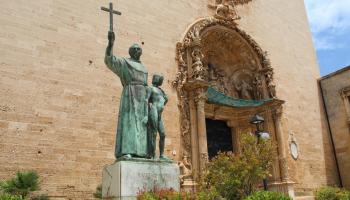 [ENQUESTA] Què s'ha de fer amb l'estàtua de Juníper Serra a Palma?