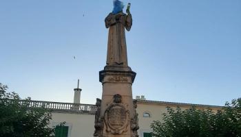 Col·loquen una bossa de fems al cap de l'estàtua de Juníper Serra a Petra