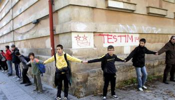 Imatge d'arxiu d'una cadena humana a favor de l'ensenyament públic.